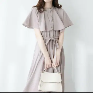 사이드 플리츠 케이프풍 원피스 그레이쉬 베이지