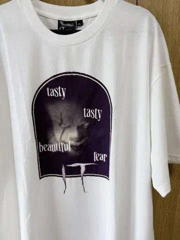 LL 새상품 IT 영화 화이트 그래픽 티셔츠