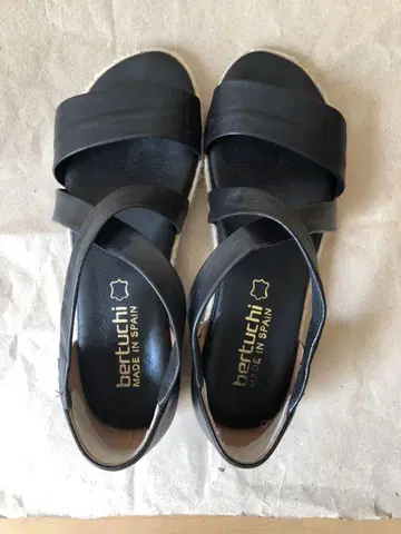 bertuchi 블랙 샌들 스페인산