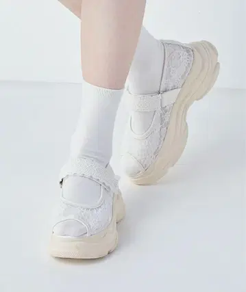 레이스 사용 스니커즈 샌들/핀토
