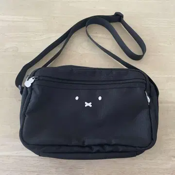 미피 숄더백 블랙 심플 사선 숄더 미니 숄더 새상품급