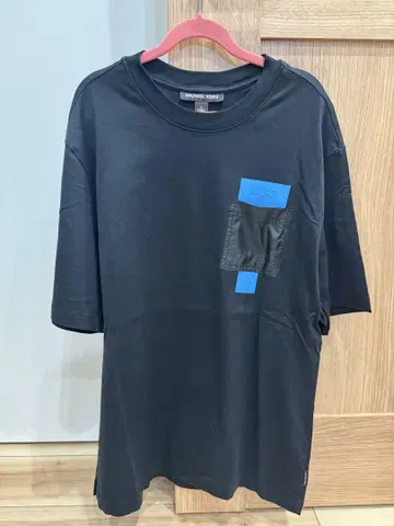 마이클 코스 (Michael Kors) 웨이브 포켓 티셔츠