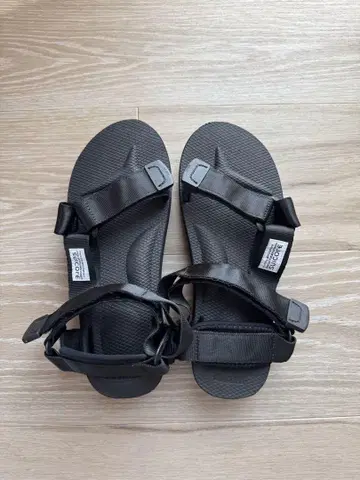 suicoke 샌들