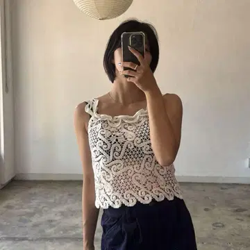 Sleeveless lace tops