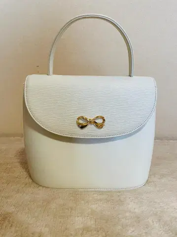 [ 새상품급 ] HANAE MORI 화이트 계열 핸드백 골드 장식