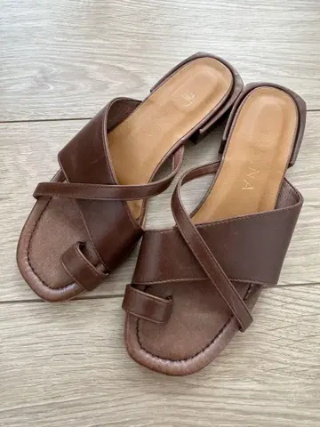 다이애나 플랫 샌들 사이즈 M (23-23.5cm)