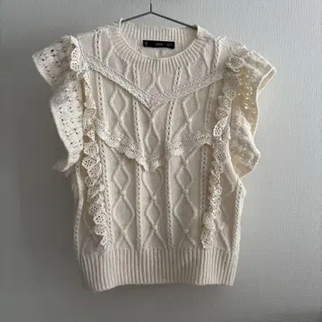 레이스 장식 아이보리 니트 슬리브리스