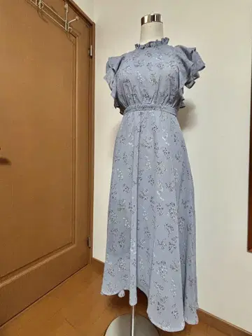 tocco closet 꽃무늬 프릴 소매 롱 원피스 옅은 파란색