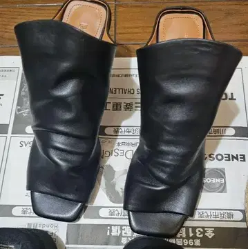 블랙 가죽 샌들 중간 힐