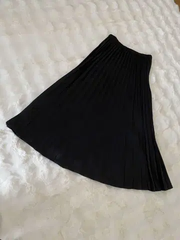 케유카 롱 실키 새틴 플리츠 스커트