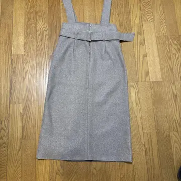 그레이 벨트 포함 서스펜더 스커트