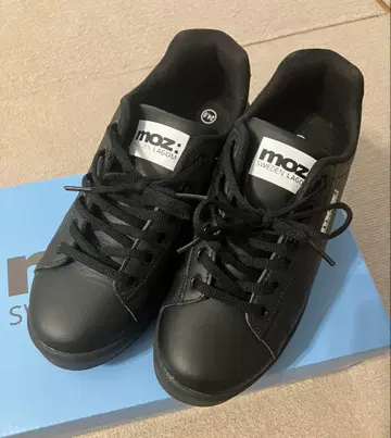 moz 스니커즈