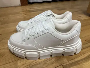 ZARA 화이트 블록 밑창 스니커즈