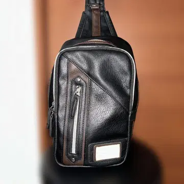 컴팩트 바디백 블랙과 브라운