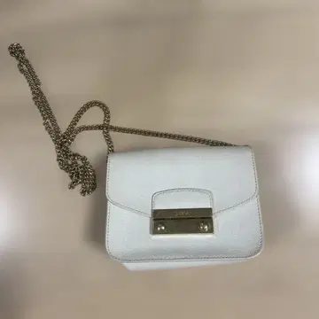 화이트 체인 스트랩 백