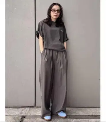 라인 디자인 러프 턱 팬츠