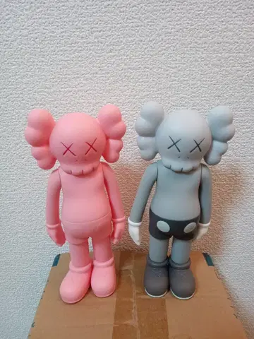 KAWS 가동식 캐릭터 피규어 2개 세트 약 20cm