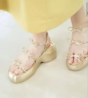 골드 리본 포함 오픈토 샌들