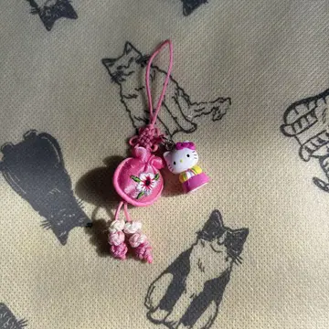 한국 한정 헬로키티 부적 스트랩