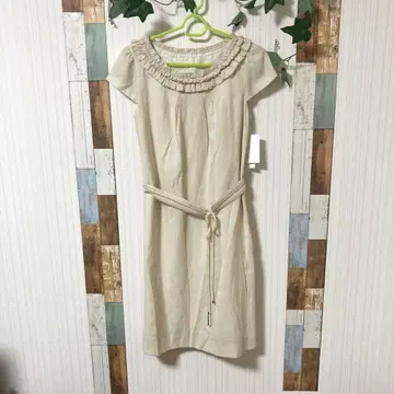 베이지 프릴 넥 원피스 9호