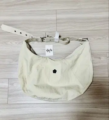 마리콴트 원포인트 자수 나일론 숄더백