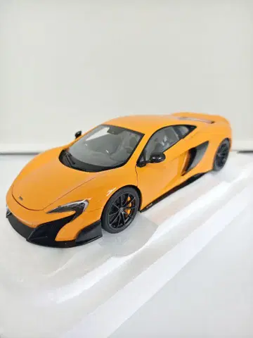 오토아트 1/18 McLaren 675LT