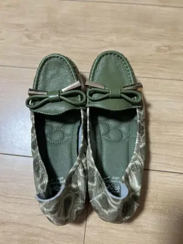 올리브 그린 리본 포함 플랫슈즈 모카신
