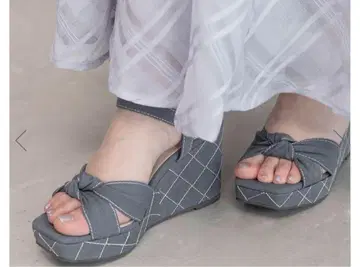 리본 x 퀼팅 웨지 샌들 인디고