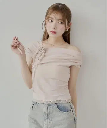 chico 로즈 초커 부착 원숄더 밑단 레이스 T