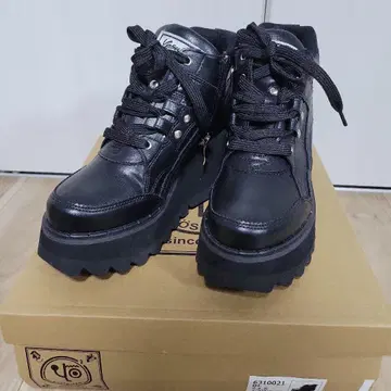 요스케 통굽 스니커즈