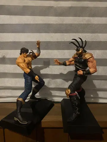 북두의 권 켄시로와 라오의 피규어.