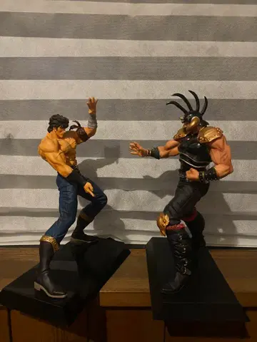 켄시로와 라오의 피규어.