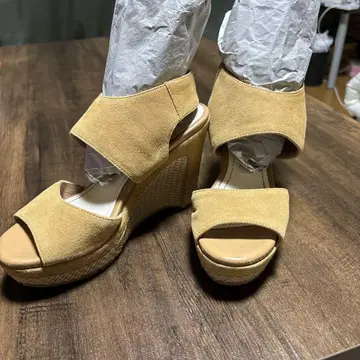 베이지 스웨이드 웨지힐 샌들