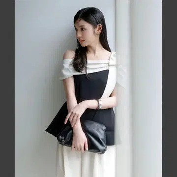 Rirandture(리랜드트루) 오프숄더 리본 페플럼 상의