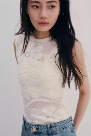 ZARA 아이보리 플라워 무늬 슬리브리스 니트