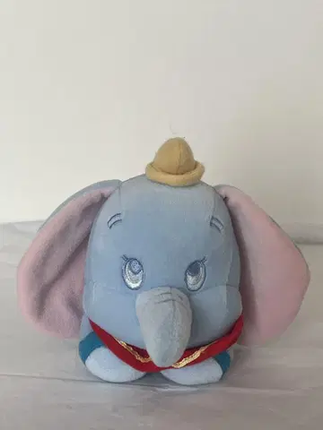 덤보 봉제 인형 누워있는 모습 올려다보는 디즈니