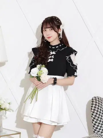 NOEMIE 키라키라 리본 오픈 숄더 프티 하이 티셔츠