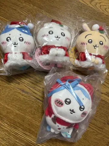 치이카와 산타 봉제 인형을 든 마스코트