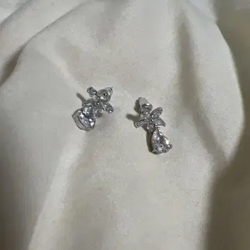 크리스탈 꽃 모티브 스터드 귀걸이