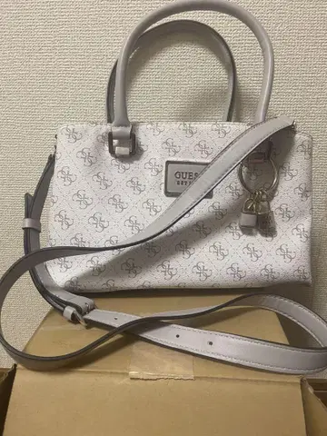 GUESS(게스) 로고 프린트 숄더백