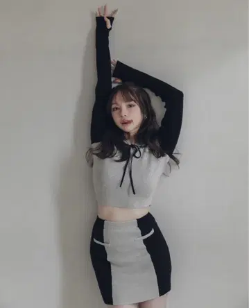 후드 부착 크롭 탑과 스커트 셋업