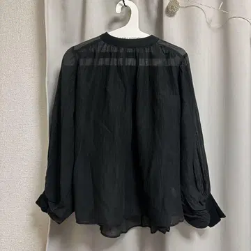 [ Aga ] 비침이 있는 블랙 벌룬 슬리브 셔츠