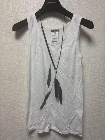 안둠루메스테르 화이트 깃털 프린트 탱크탑