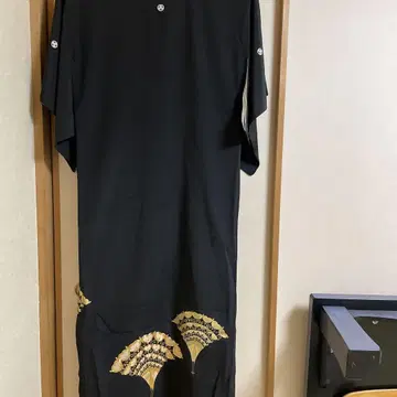 블랙 전통 예복 기모노 골드 컬러 공작 자수