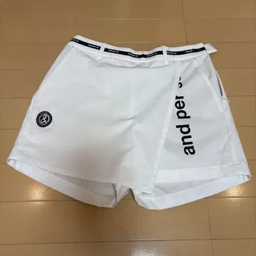 and per se 화이트 숏팬츠