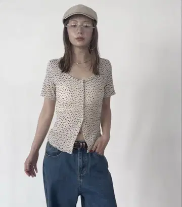 HANNE 플라워 프론트 버튼 TEE