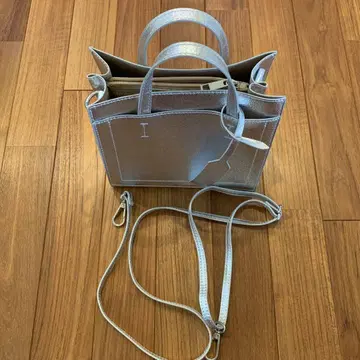 메탈릭 실버 핸드백