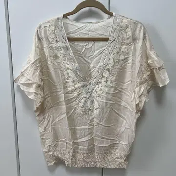 그레이스 콘티넨탈 아이보리 V넥 반팔 셔츠