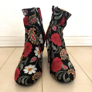 FLOWER EMBROIDERY FITTED BOOTS