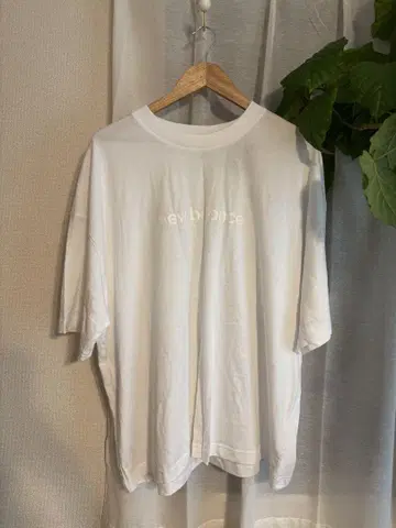 뉴발란스 화이트 T셔츠